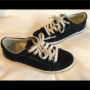 täōs black sneakers 6.5